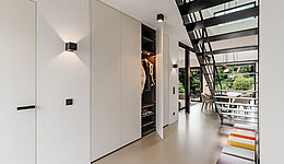 Minimalistische weiße Flurgarderobe im modernen Eingangsbereich, perfekt für eine elegante Aufbewahrungslösung.