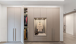 Moderne Garderobe mit Sitzbank und integrierter Beleuchtung