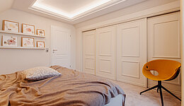 Schlafzimmer Schranksystem mit weißen Kassettentüren für den Landhausstil