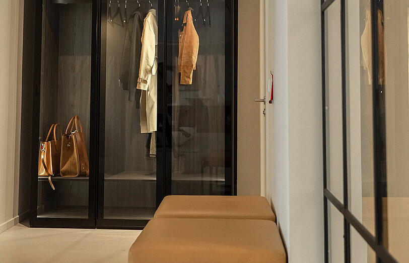 Moderner Schrank nach Maß mit dunklen Glastüren und dunklem Innensystem