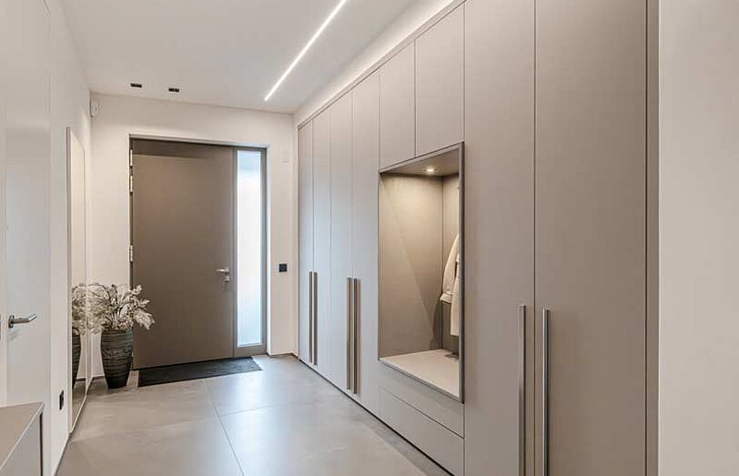 Garderobe nach Maß mit Sitznische und integrierter Beleuchtung