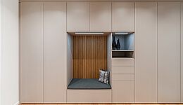 Moderner Garderobeneinbauschrank mit Sitzbank und integrierter Wandpaneele