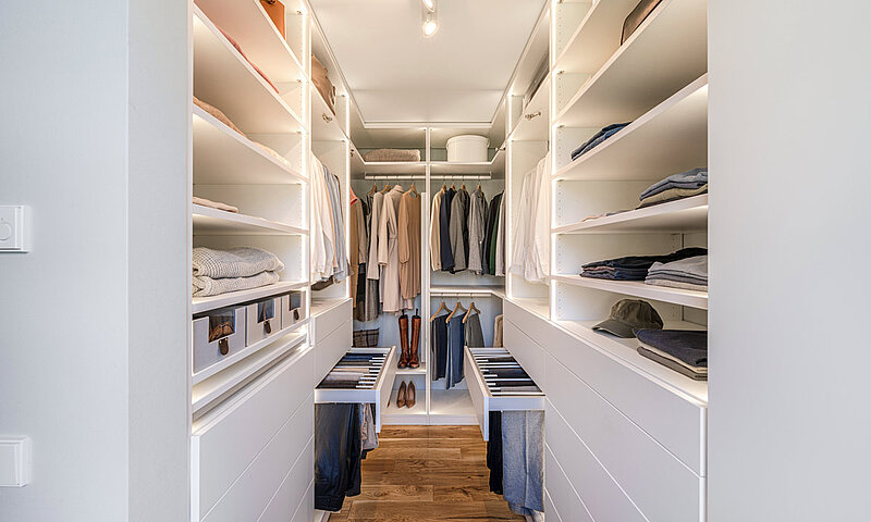 Weißer begehbarer Schrank