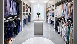 Moderner begehbarer Kleiderschrank mit Insel und offenen Elementen
