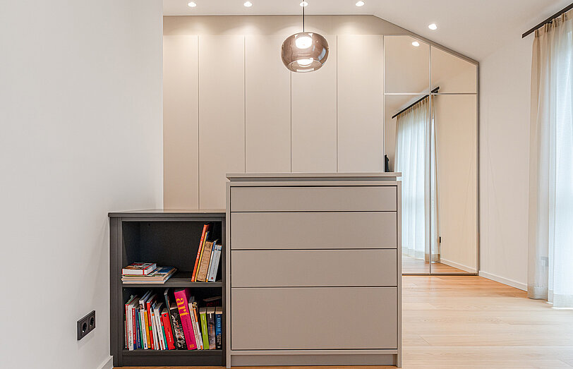 geschlossenes Ankleidezimmer unter einer Schräge