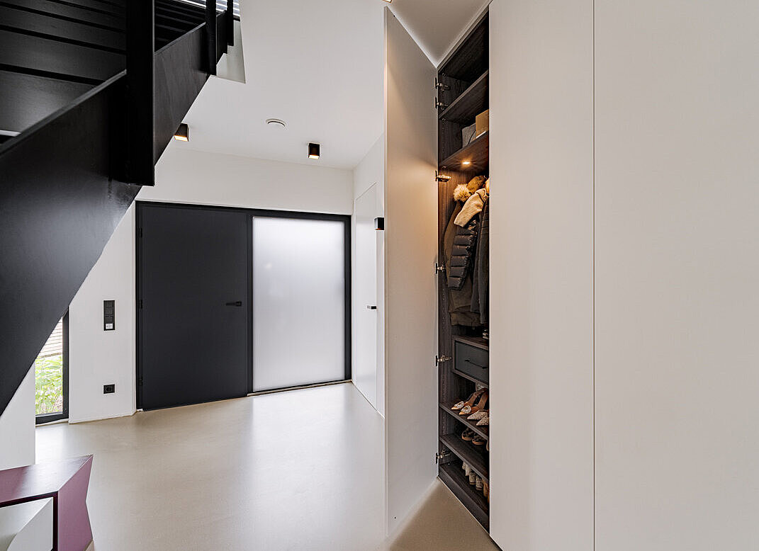 Weiße minimalistische Garderobe nach Maß mit dunklem Innensystem