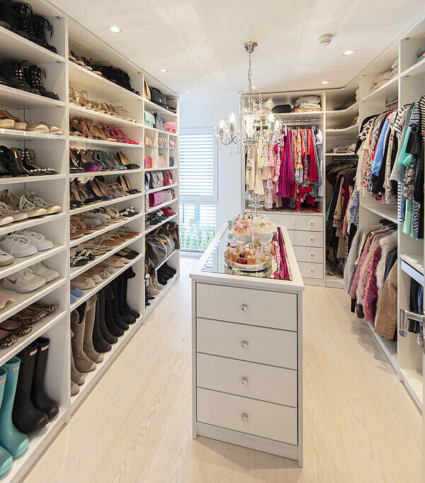 Luxuriöser begehbarer Schrank mit viel Platz für Schuhe, Taschen und Kleidung.