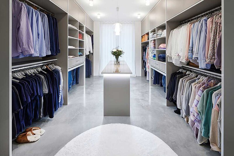 Begehbarer Kleiderschrank mit Kommode und offenen und geschlossenen Elementen