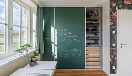 Einbauschrank nach Maß mit magnetischen Schiebetüren für das Kinderzimmer
