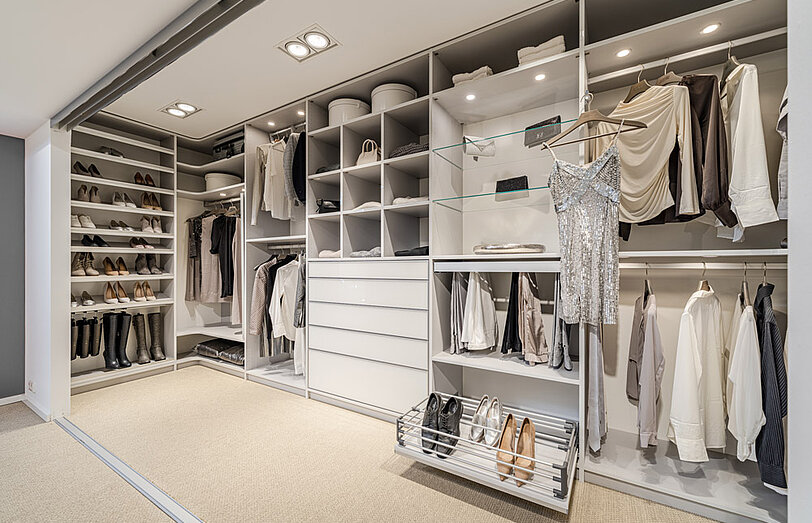 Moderner begehbarer Kleiderschrank mit Schuhauszug von CABINET