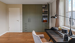 Wandschrank nach Maß mit Linoleum Dekor im Arbeitszimmer