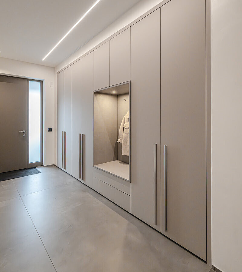 moderne Garderobe in Taupe mit Sitzbank und Beleuchtung