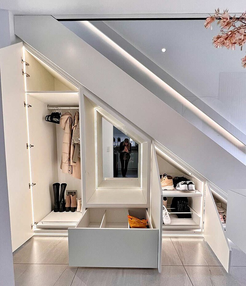 Modernes Ankleidezimmer mit Stollensystem von CABINET