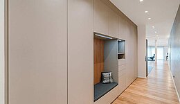 Garderobenschrank mit Akustikpaneele von CABINET