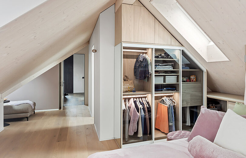 Einbauschrank unter einer Schräge mit Glastüren und Eiche Dekor
