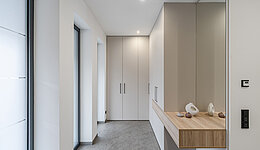 Moderne Garderobe über Eck mit integriertem Regal und Spiegel