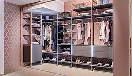 Begehbarer Schrank mit Regalsystem und Beleuchtung von CABINET