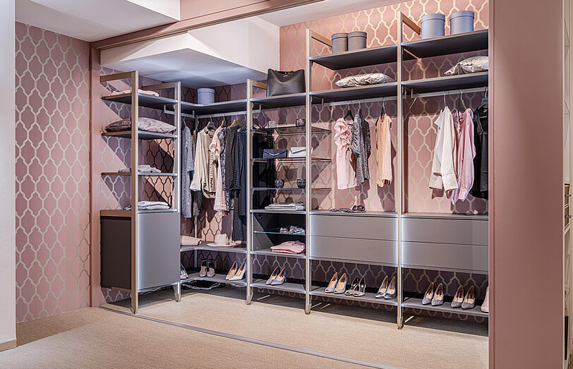 Begehbarer Kleiderschrank mit Regalsystem und Beleuchtung von CABINET