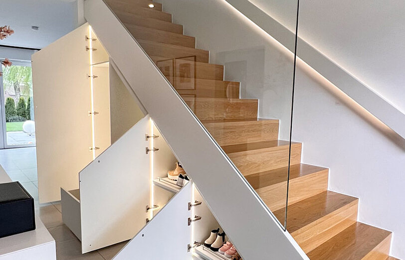 Maßgefertigter Einbauschrank unter der Treppe mit Spiegel und Sitzmöglichkeit