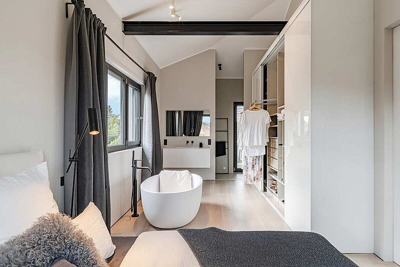 Moderner Schrank nach Maß in einem Schlafzimmer