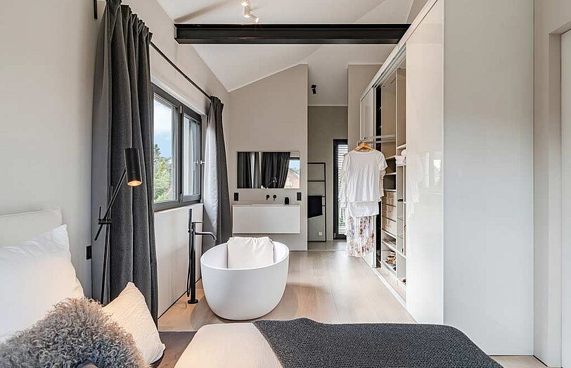 Moderner Schrank nach Maß in einem Schlafzimmer