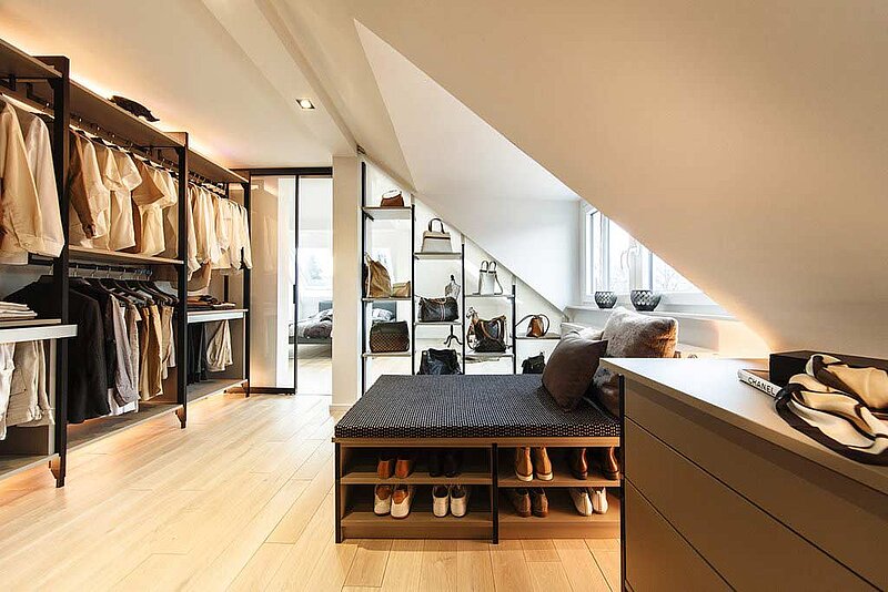 Modernes Ankleidezimmer mit Stollensystem