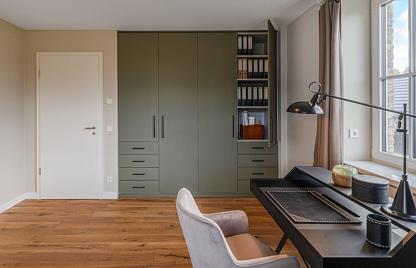 Einbauschrank nach Maß im Arbeitszimmer mit Linoleum Dekor