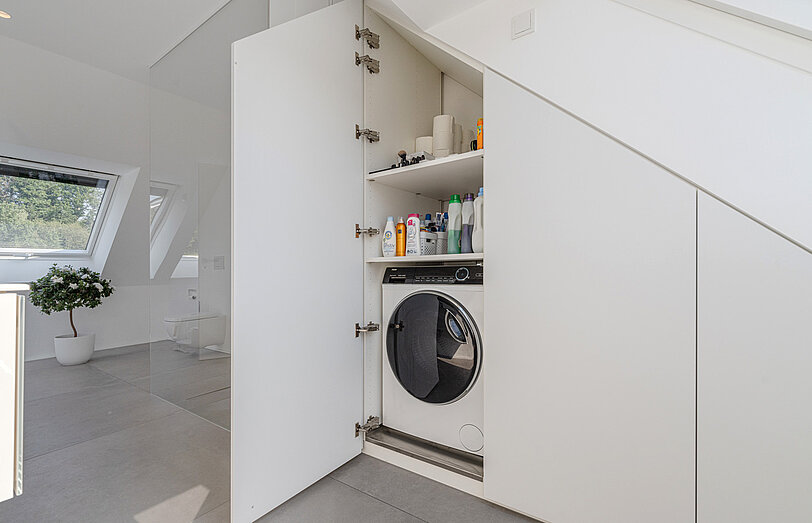 Einbauschrank um die Waschmaschine zu verstecken in der Waschküche