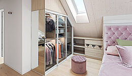 Einbauschrank unter der Dachschräge mit Glastüren