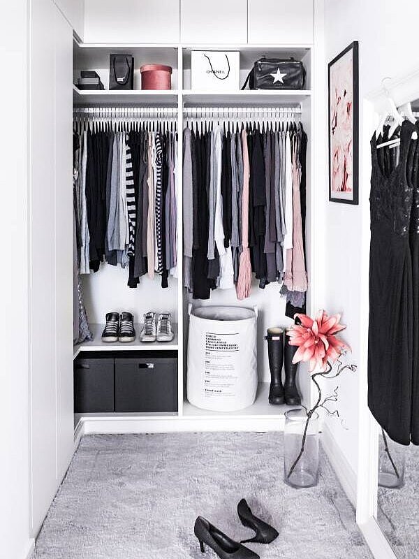 Minimalistischer Kleiderschrank in einem kleinen Zimmer als begehbare Lösung geplant