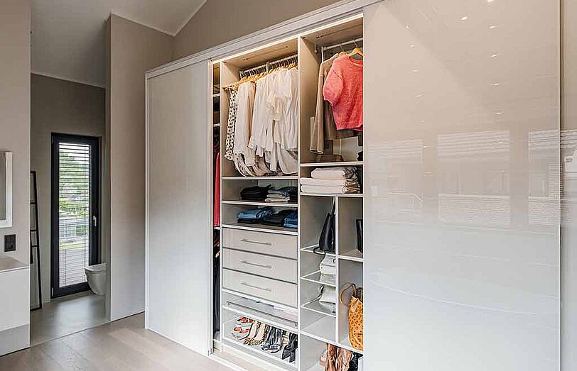 Weißer Kleiderschrank nach Maß mit Glasfronten und Schiebetüren 