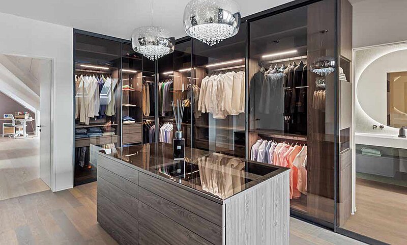begehbarer Kleiderschrank mit Glastüren