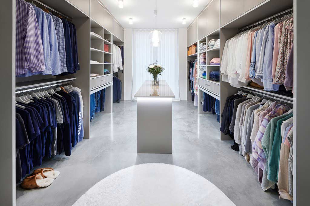 Begehbarer Kleiderschrank mit Kommode und offenen und geschlossenen Elementen