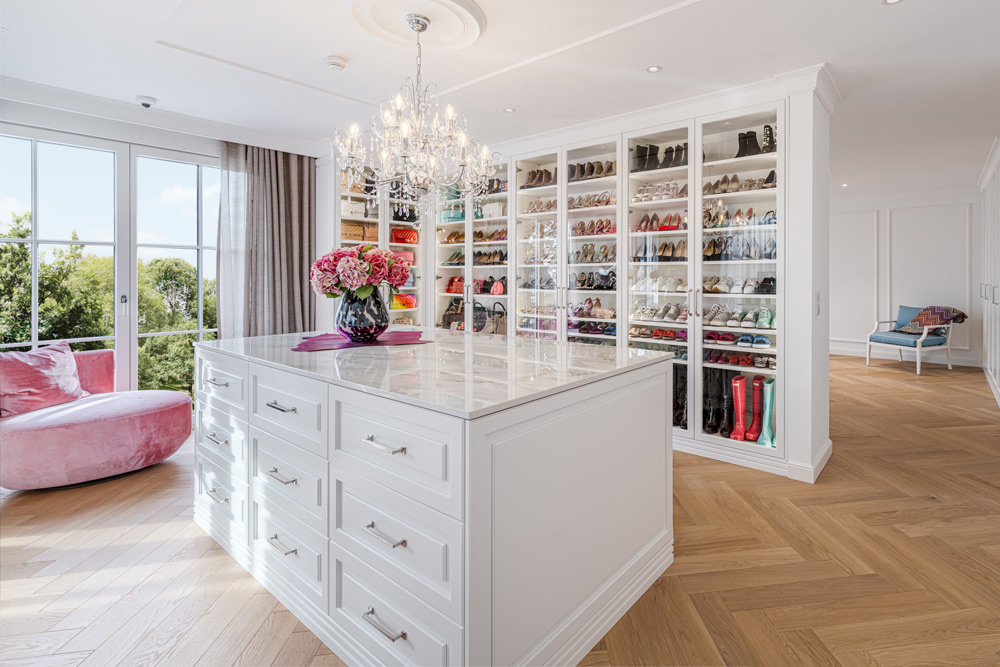 Edler begehbarer Kleiderschrank mit Glastüren