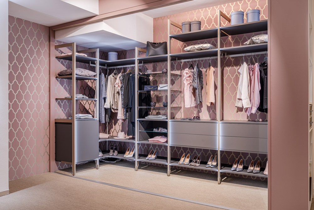 Begehbarer Schrank mit Regalsystem und Beleuchtung