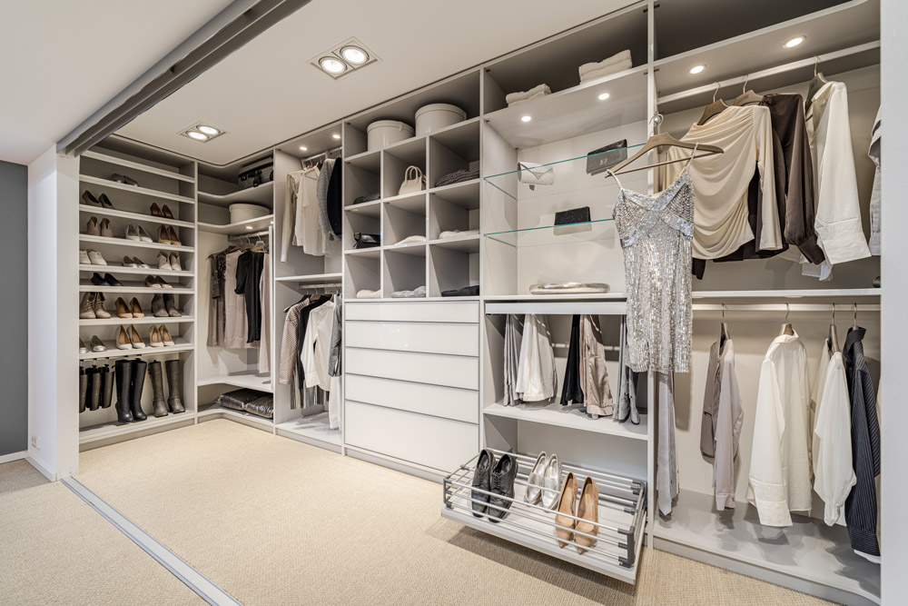 Begehbarer Kleiderschrank mit Schuhauszug