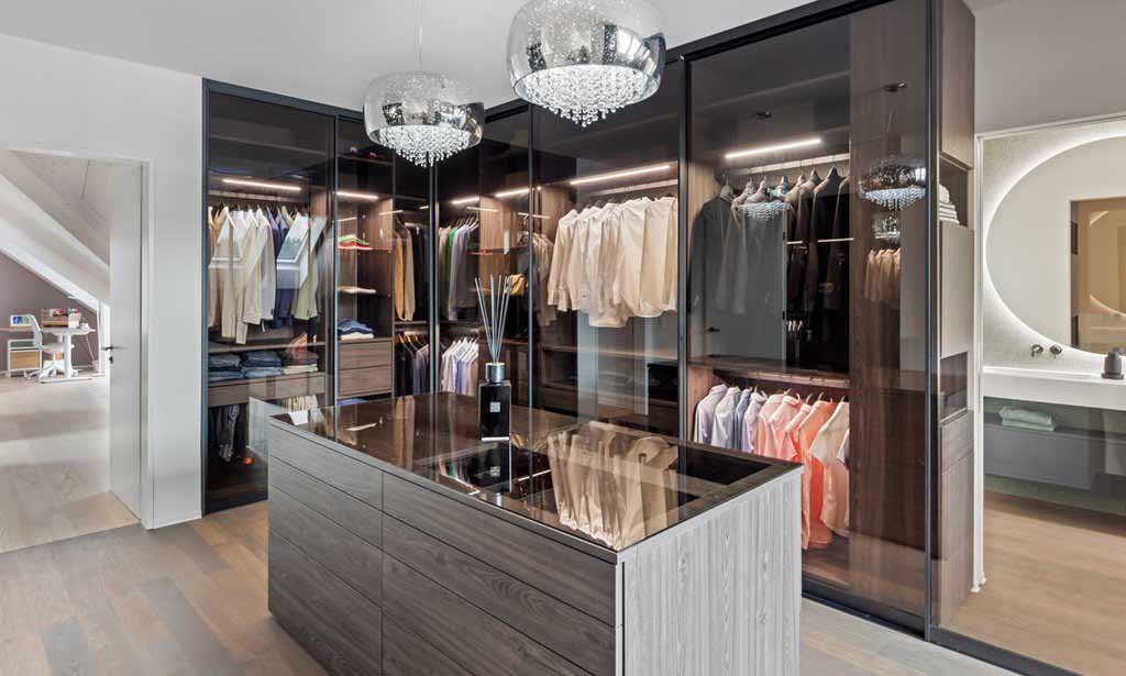 begehbarer Kleiderschrank mit Glastüren