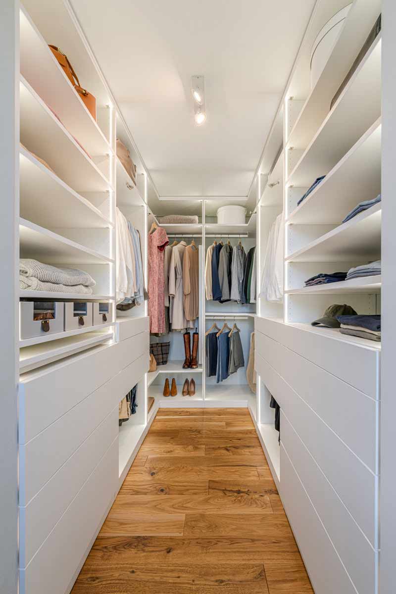 weißer begehbarer Kleiderschrank nach Maß