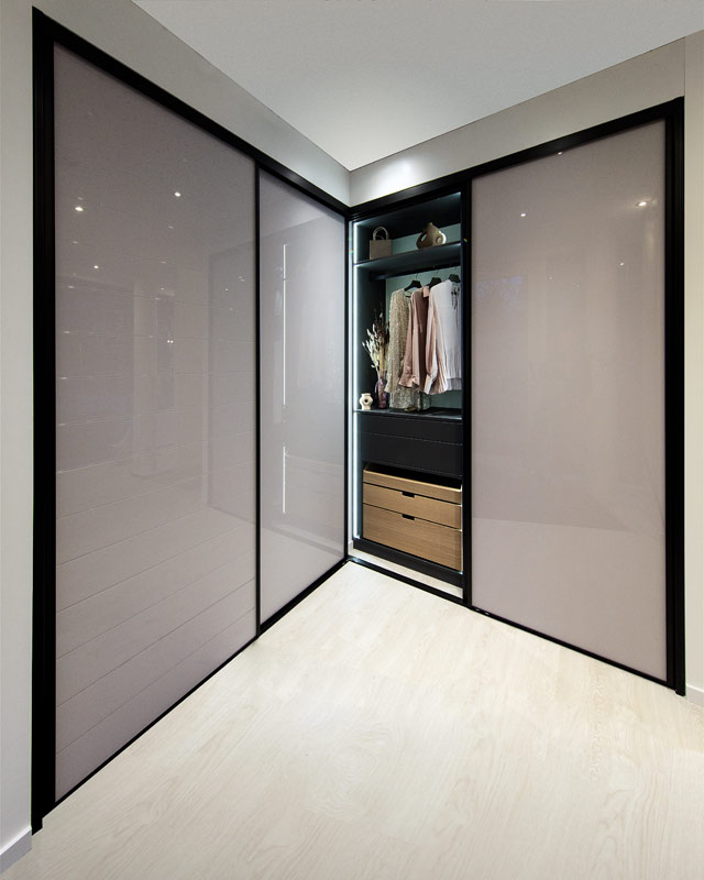 Eckkleiderschrank nach Maß mit Schiebetüren aus Glas im modernen Design