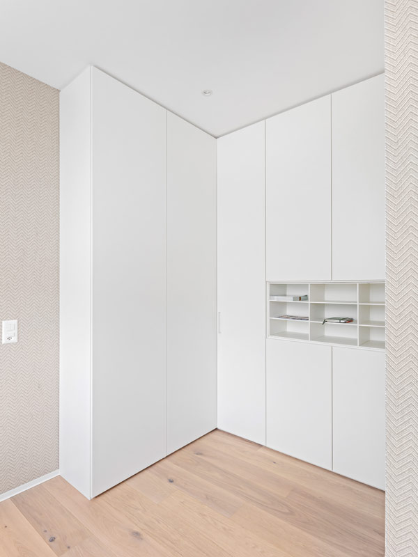 Weißer Eckschrank nach Maß mit Freifach