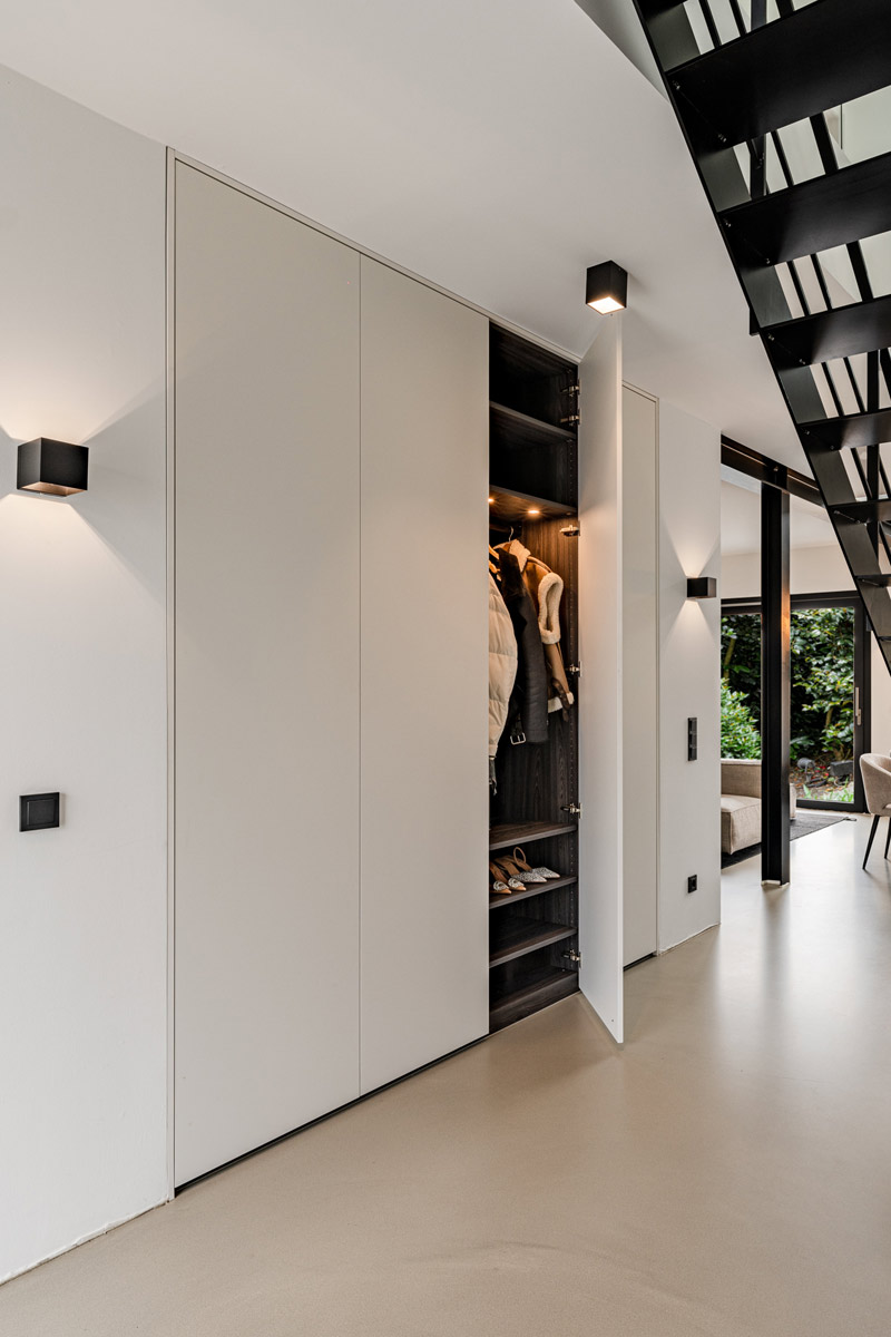 weißer schlichter Einbauschrank mit Schranktüren als Garderobenlösung