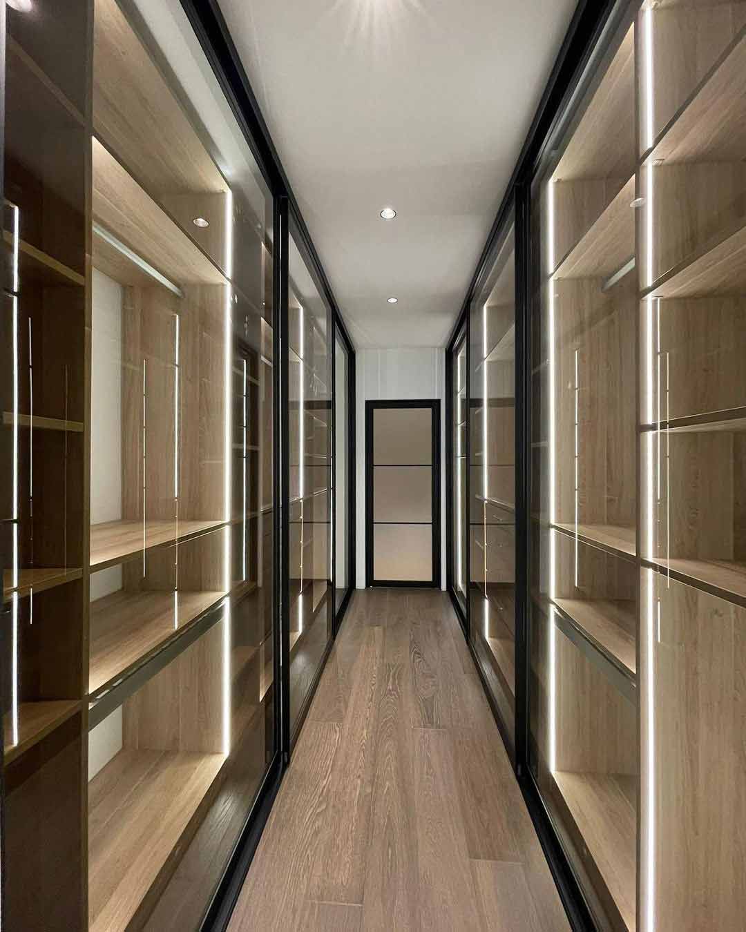 Moderner Wandschrank mit Holzdekor, integrierter Beleuchtung und Glasschiebetüren