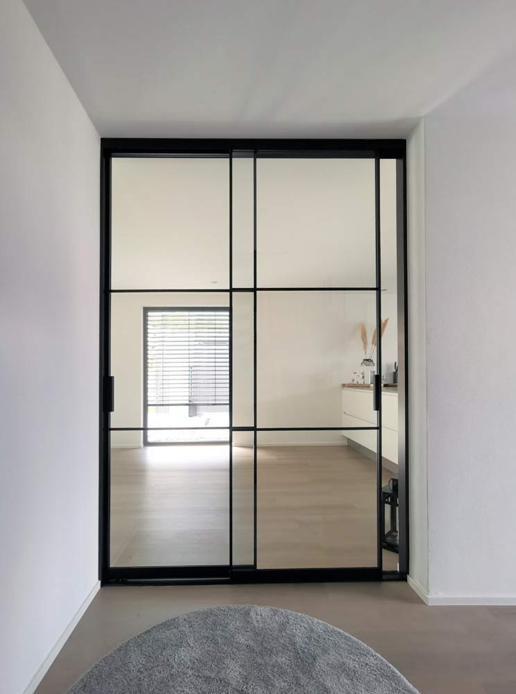 Schwarzer Raumteiler mit Klarglas im Loft-Stil