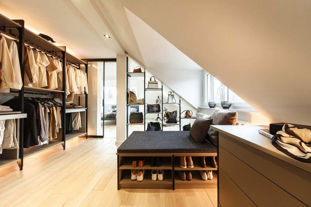 Modernes Ankleidezimmer mit Stollensystem