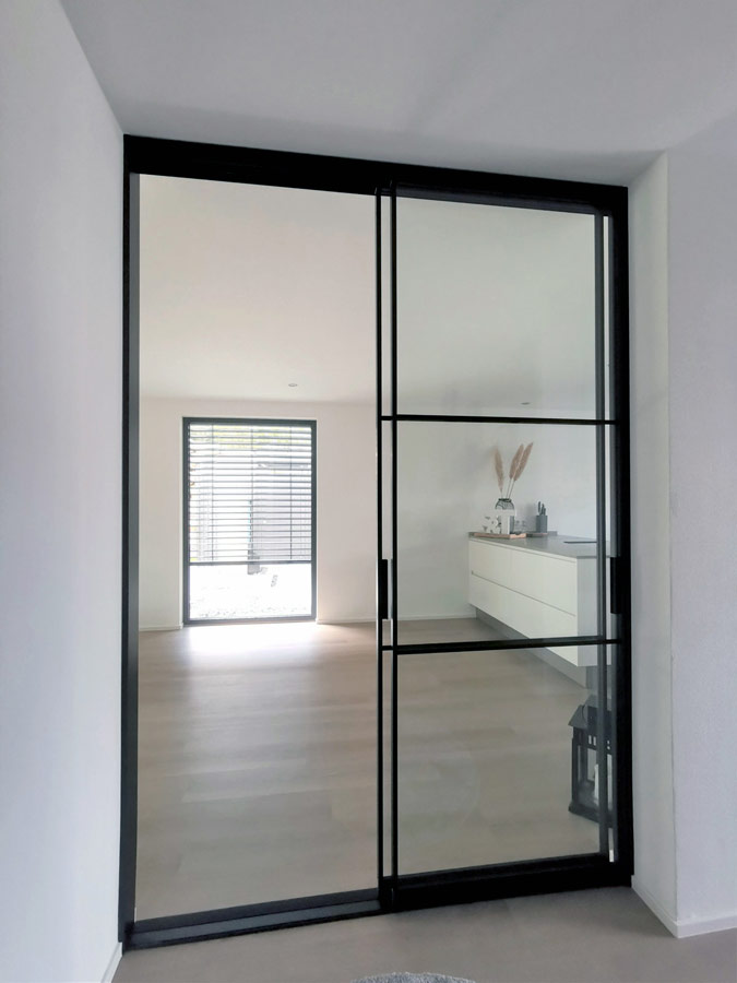 Moderne Glasschiebetür im Loft-Stil mit schwarzen Sprossen und schwarzem Rahmen