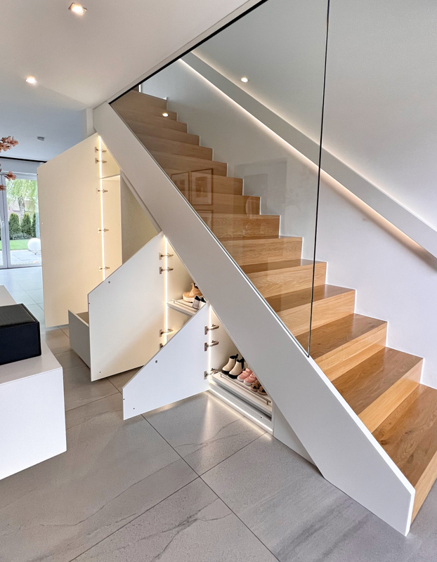 Weißer Schrank unter Treppe mit Spiegel und Sitzmöglichkeit