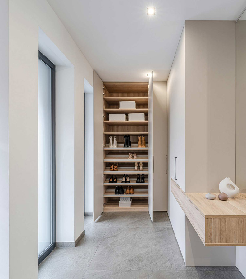 Schrank mit Drehtüren