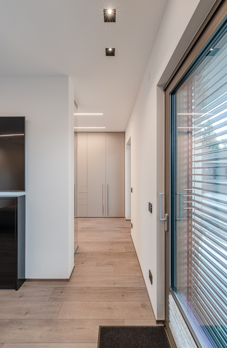Schöne schlichte Lösung im Schlafzimmer: der maßgefertigte Einbauschrank fügt sich in den Raum ein und schafft maximalen Stauraum.