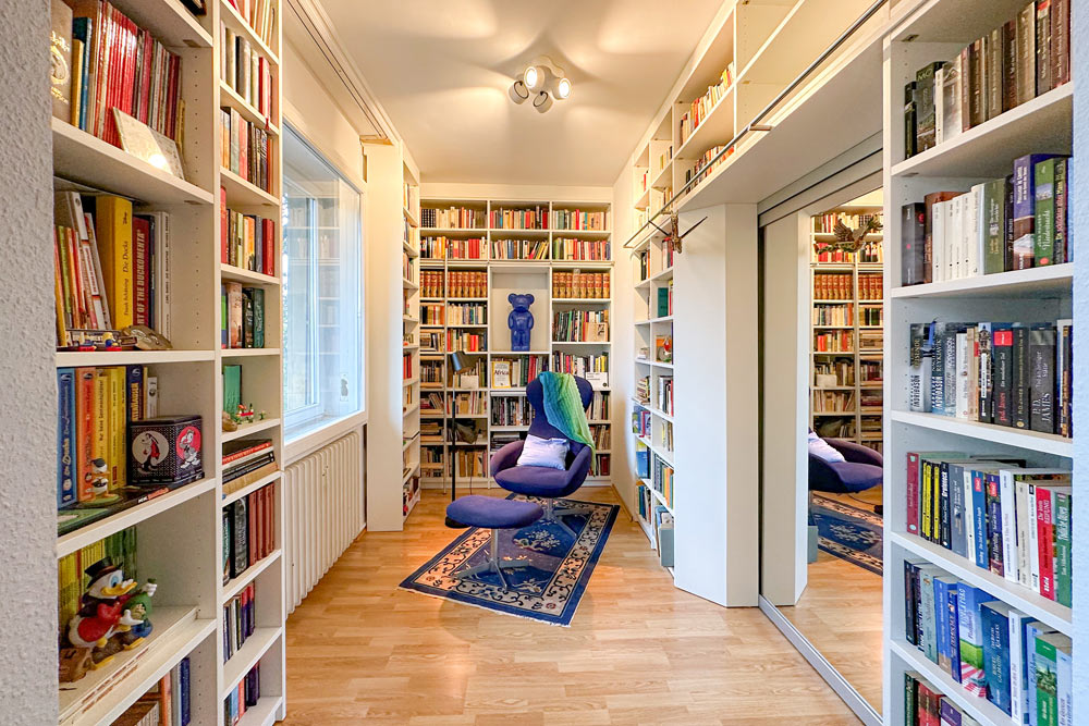 Weiße Bibliothek mit maßgefertigten Schränken