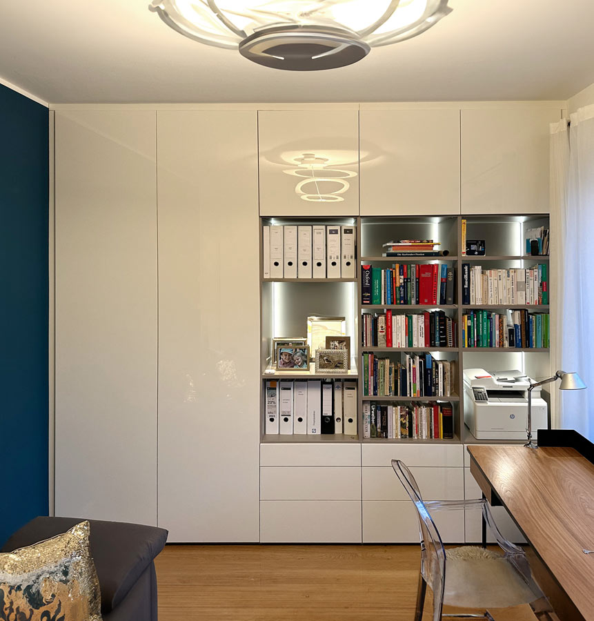 Minimalistischer Bücherschrank nach Maß, ideal für modernes Wohndesign.